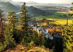 Niemcy, Bawaria, Schwangau, Zamek Neuschwanstein, Jesień, Drzewa, Góry, Alpy