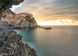 Włochy, Gmina Riomaggiore, Manarola, Cinque Terre, Morze Liguryjskie, Kolorowe, Domy, Wschód słońca, Chmury, Skały