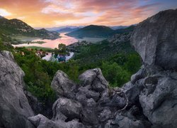 Widok zza skał na wieś Karuc w Czarnogórze