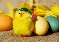 Wielkanocna dekoracja z kurczaczkiem i kolorowymi pisankami