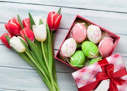 Wielkanocna kompozycja z bukietu tulipanów i pisanek w pudełku na prezent