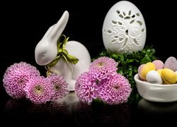 Wielkanocna kompozycja z figurką zajączka pisankami i kwiatami
