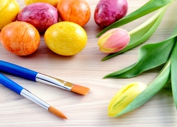 Wielkanocne pisanki z tulipanami i pędzelkami