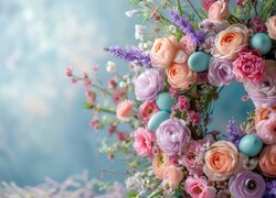 Wielkanocny wianek z pisankami i kwiatkami