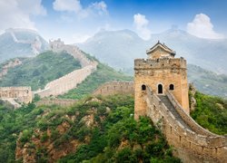 Wielki Mur Chiński z wieżą obserwacyjną w górach Nan Shan