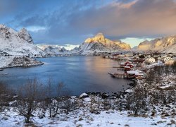 Norwegia, Lofoty, Wyspa Moskenesoya, Wieś Reine, Morze Norweskie Zima, Skały, Domy, Góry, Chmury