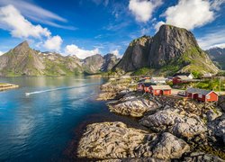 Norwegia, Lofoty, Góry, Skały, Wioska Reine, Domy, Chmury