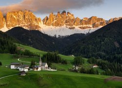 Góry, Dolomity, Wieś, Santa Maddalena, Kościół, Domy, Mgła, Dolina Val di Funes, Włochy