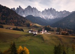 Góry, Dolomity, Jesień, Wieś, Santa Maddalena, Kościół, Domy, Mgła, Dolina Val di Funes, Włochy