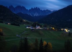 Włochy, Dolina Val di Funes, Wieś Santa Maddalena, Góry, Dolomity, Lasy, Drzewa, Domy, Kościół, Zmierzch