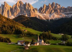 Włochy, Dolina, Val di Funes, Wieś, Santa Maddalena, Góry, Dolomity, Lasy, Drzewa, Domy, Kościół