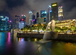 Wieżowce i fontanna w Singapurze
