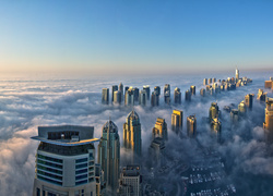 Wieżowce w Dubaju w chmurach
