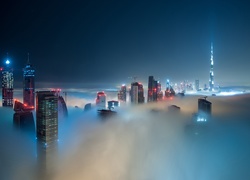 Wieżowce w Hong Kongu we mgle