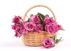 Wiklinowy koszyk z różowymi różami