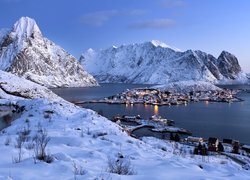 Norwegia, Lofoty, Wyspa Moskenesoya, Wieś Reine, Morze Norweskie Zima, Domy, Góry