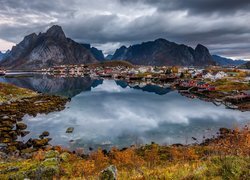 Wyspa Moskenesoya, Wioska Reine, Morze Norweskie, Góry, Lofoty, Norwegia