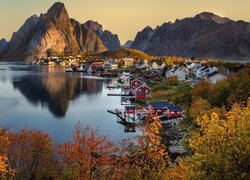 Norwegia, Lofoty, Morze, Góry, Ioska Reine, Jesień, Domy, Drzewa