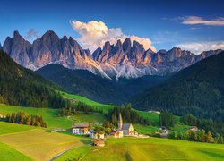 Włochy, Dolina Val di Funes, Wieś, Santa Maddalena, Góry, Dolomity, Lasy, Drzewa, Domy, Kościół