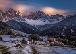 Wioska Santa Maddalena w zimowych Dolomitach