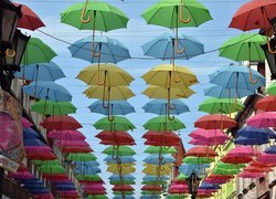 Wiszące kolorowe parasole