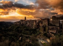 Włochy, Toskania, Pitigliano, Zachód słońca, Domy, Chmury