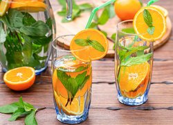 Woda z miętą i pomarańczą w szklankach
