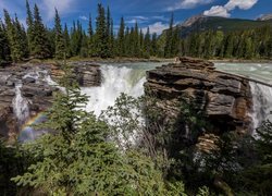 Kanada, Prowincja Alberta, Park Narodowy Jasper, Wodospad Athabasca, Rzeka Athabasca, Skały, Tęcza, Świerki