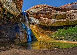 Stany Zjednoczone, Stan Utah, Park Narodowy Capitol Reef, Skały, Wodospad Calf Creek Falls