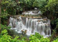 Wodospad Erawan waterfall, Kaskada, Drzewa, Park Narodowy Erawan, Prowincja Kanchanaburi, Tajlandia
