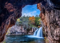 Skały, Wodospad, Fossil Creek Waterfall, Grota, Jaskinia, Fossil Falls Grotto, Drzewa, Arizona, Stany Zjednoczone