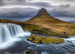 Góra Kirkjufell, Wodospad Kirkjufellsfoss, Rzeka, Ciemne, Chmury, Półwysep Snaefellsnes, Islandia