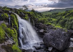 Szkocja, Hrabstwo Stirlingshire, Góry, Rzeka Endrick, Wodospad Loup of Fintry, Kamienie, Roślinność