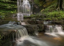 Wodospad Scaleber Force w Parku Narodowym Yorkshire Dales w Anglii