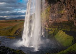 Wodospad Seljalandsfoss spadający do rzeki w Islandii