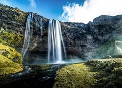 Wodospad Seljalandsfoss w południowej Islandii