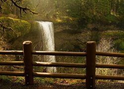 Stany Zjednoczone, Stan Oregon, Park Stanowy Silver Falls, Wodospad South Falls, Las, Płot
