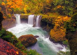 Rzeka White Salmon River, Wodospad Spirit Falls, Rezerwat przyrody Columbia River Gorge, Drzewa, Krzewy, Skały, Jesień, Oregon, Stany Zjednoczone
