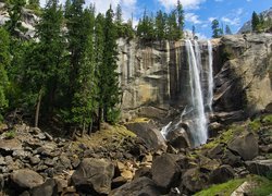 Wodospad, Vernal Falls, Drzewa, Kamienie, Skała, Rzeka Merced, Park Narodowy Yosemite, Kalifornia, Stany Zjednoczone