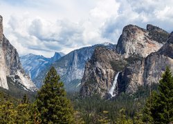 Park Narodowy Yosemite, Góry, Sierra Nevada, Wodospad, Drzewa, Lasy, Kalifornia, Stany Zjednoczone