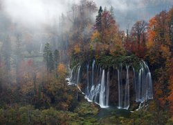 Wodospad w Parku Narodowym Jezior Plitwickich jesienią