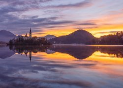 Słowenia, Jezioro Bled, Wyspa Blejski Otok, Kościół Zwiastowania Marii Panny, Wschód Słońca, Chmury, Góry