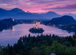 Wyspa Blejski Otok, Jezioro Bled, Kościół Wniebowzięcia Marii Panny, Góry, Drzewa, Wschód słońca, Chmury, Słowenia
