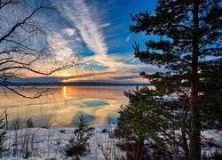 Wschód słońca nad jeziorem zimą