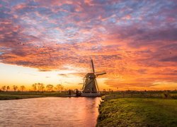 Wiatrak, Meerburger Mill, Rzeka, Kanał, Chmury, Wschód słońca, Gmina Zoeterwoude, Holandia