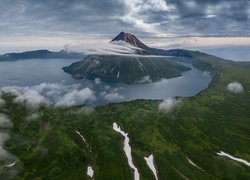 Wulkan Krenicyn, Wyspa Onekotan, Wyspy Kurylskie, Chmury, Z lotu ptaka, Obwód sachaliński, Rosja