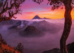 Wulkany otulone mgłą na Wyspie Jawa
