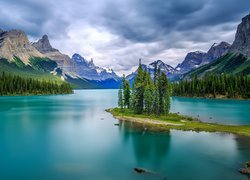 Park Narodowy Jasper, Góry, Jezioro, Maligne Lake, Wyspa Duchów, Drzewa, Chmury, Prowincja Alberta, Kanada