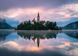 Słowenia, Jezioro Bled, Wyspa Blejski Otok, Kościół, Góry, Alpy Julijskie, Zachód słońca