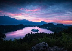 Wyspa Blejski Otok, Jezioro Bled, Kościół Wniebowzięcia Marii Panny, Góry, Drzewa, Chmury, Wschód słońca, Słowenia